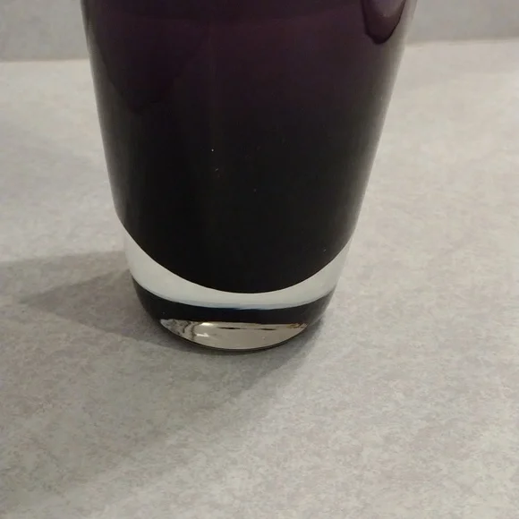 Beautiful purple bud vase. - Picture 3 of 7